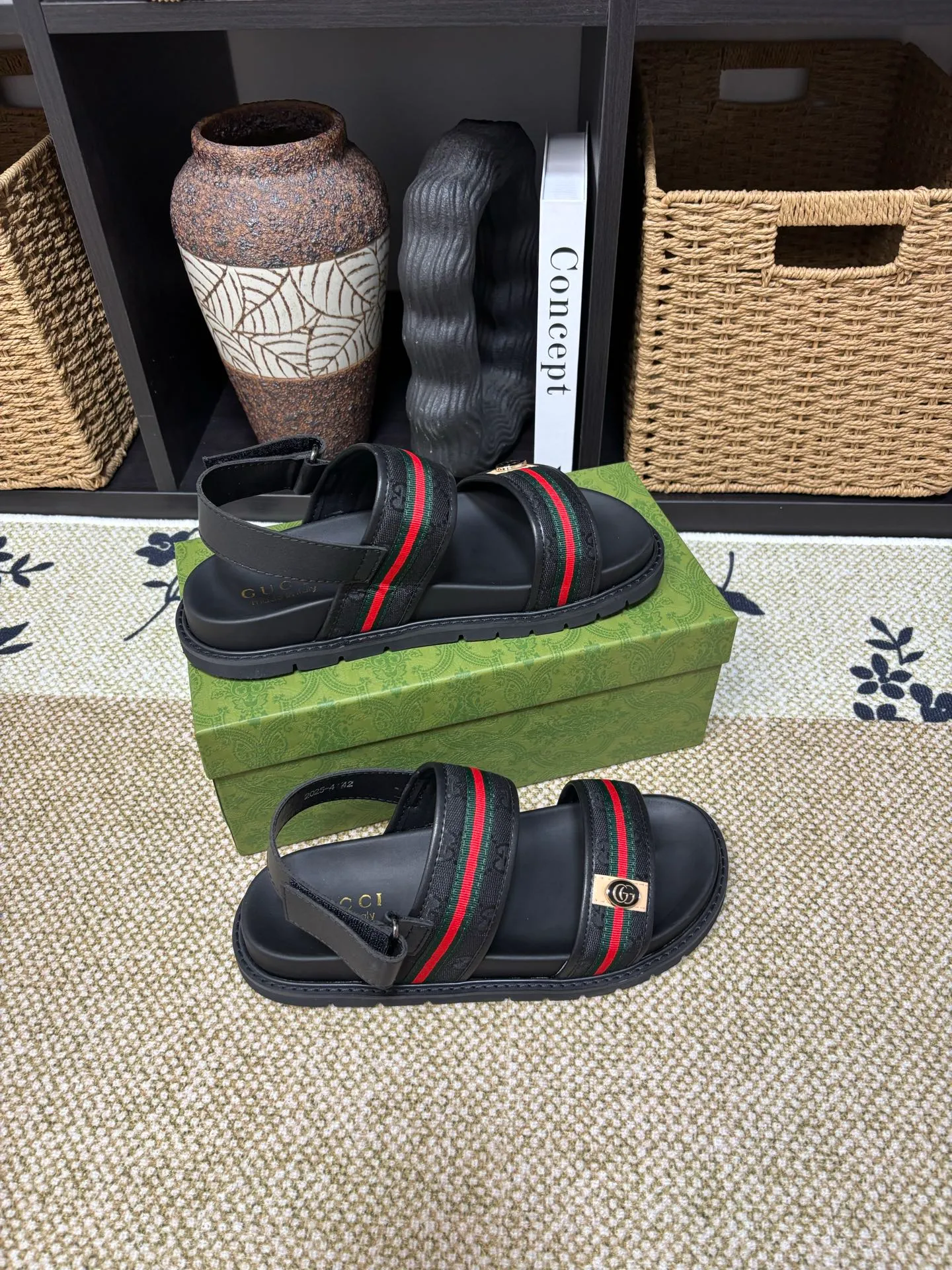 Factory 💰 300 yuan Gucci slippers] high-end men's shoes brand official website 1:1 latest masterpiece: original mold customization, the fabric is made of imported original materials, upgraded outsole, lighter and non-slip. The market's top quality, simple yet tasteful, a must-have for fashionistas, fashionable at your feet, full of confidence, the same style at the counter 👍The season of summer slippers is here. Code: 38-45 (45 customized)